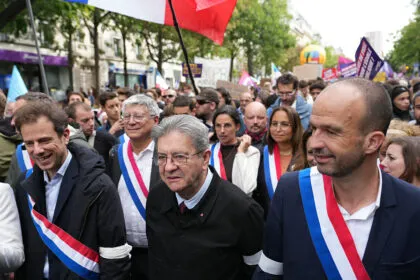 Proteste in Frankreich: Greta Thunberg und Linkspolitiker Mélenchon nehmen teil