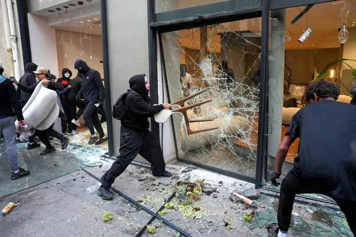 Plünderung eines Geschäfts in Paris am 17. Oktober 2026