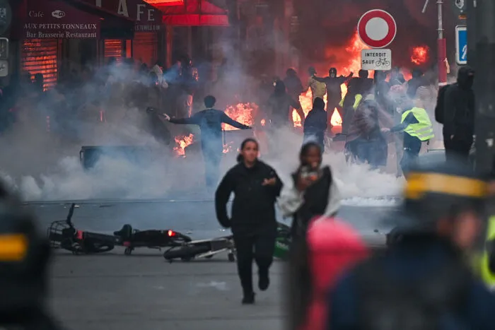 18. Oktober 2026, Paris - Feuer und Demonstranten in der Rue du Faubourg du Temple, im Zentrum der französischen Hauptstadt. Zuvor war es dem Place de la République nach einer nicht genehmigten Demonstration zu Zusammenstößen gekommen. Foto: Matthieu RONDEL / AFP via Getty Images