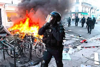 Unruhen, Zinsen und Risiken - was hinter Frankreichs Krise steckt