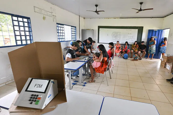 Indigene Bewohner verschiedener Dörfer im Gebiet Xingu geben während der Stichwahl um das Präsidentenamt am 25. Oktober 2026 in Mato Grosso, Brasilien, ihre Stimmen ab. Foto: Pedro Vilela/Getty Images