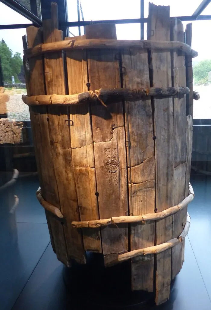 Holzfässer gab es schon bei den Römern – und wurde auch da als Brunnen wiederverwendet