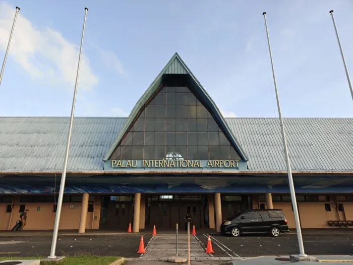 Die Ankunftshalle des internationalen Flughafens von Palau. Der Inselstaat ist zu bis zu 40 Prozent vom Tourismus abhängig. Foto: Mandrusian<span class=