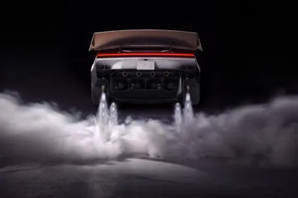 Tesla stellt fliegenden Roadster mit Raketendüsen vor