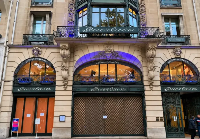 Die Guerlain-Boutique auf der Champs-Élysées in Paris ist am 22. Oktober 2026 vor Protesten am Samstag verbarrikadiert.