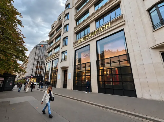 Die Louis-Vuitton-Boutique nahe den Champs-Élysées in Paris wird am 22. Oktober 2026 mit Metallbarrieren vor Protesten am Samstag gesichert