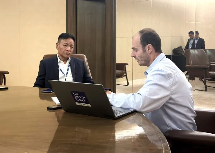 Sikyong Penpa Tsering, Oberhaupt der tibetischen Exilregierung, im Gespräch mit Milan Kajínek von der tschechischen Ausgabe der Epoch Times