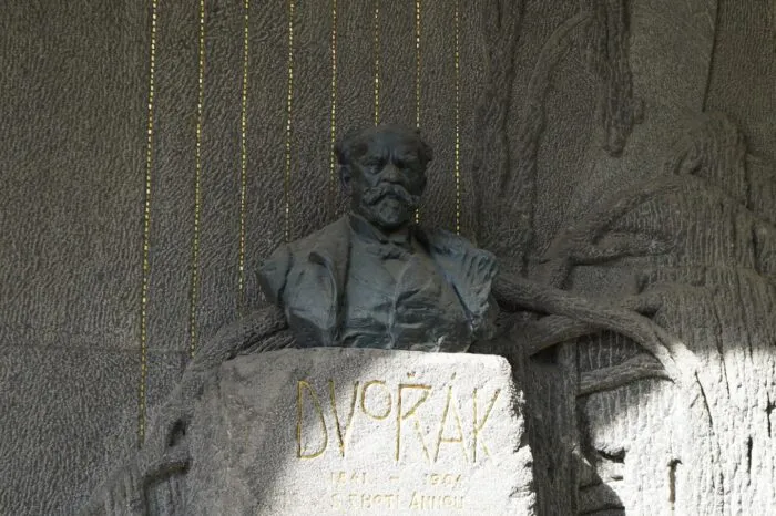 Auf dem Friedhof von Slavín sind mehrere berühmte Persönlichkeiten begraben. Zu den bekanntesten zählt der Komponist Antonín Dvořák (1841–1904).