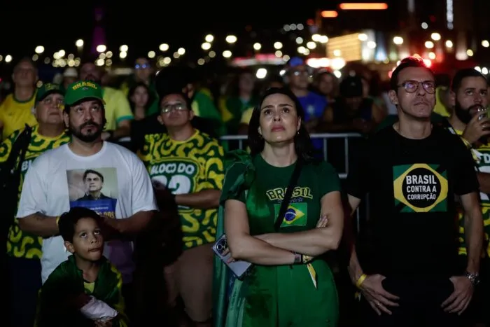 Anhänger des Herausforderers Flávio Bolsonaro reagierten fassungslos.