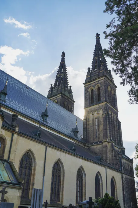 Die beiden Türme der Basilika St. Peter und Paul sind 63 Meter hoch.
