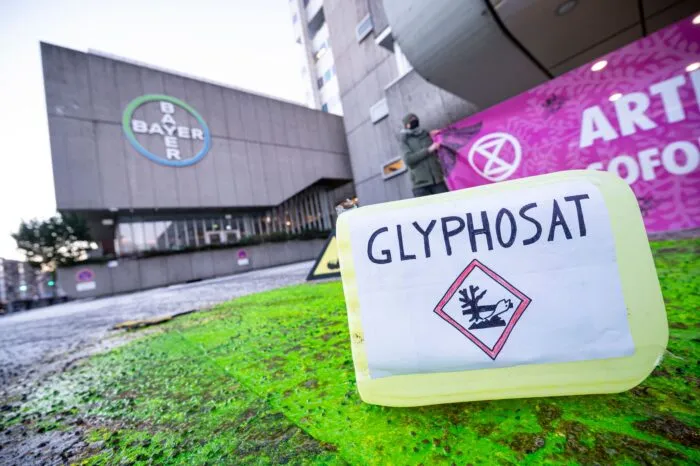 Ein Plastikcontainer mit der Aufschrift "Glyphosat" bei einer Protestaktion vor dem Eingang des Chemiekonzerns Bayer. (Archivbild)