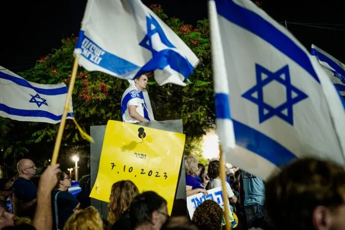 In Israel protestieren Zehntausende gegen die rechtsgerichtete Regierung.