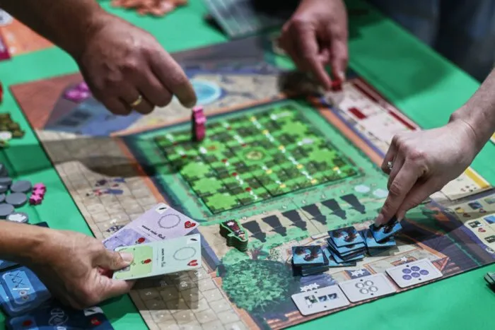 Gesellschaftsspiele bringen generationenübergreifend an einen Tisch.