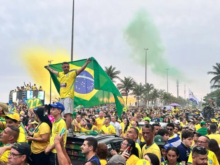 Anhänger von Flávio Bolsonaro jubeln in Rios Nobelviertel Barra da Tijuca.