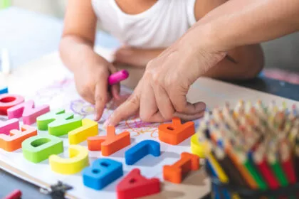Analog schlägt digital: Warum Kinder mit Stift und Papier besser lesen lernen