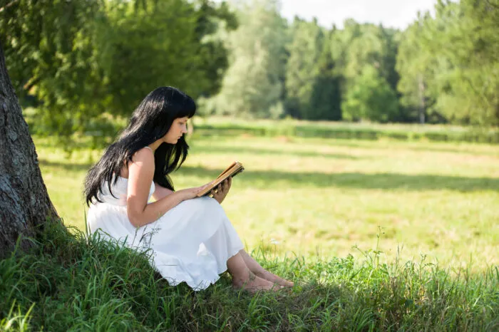 Um wirklich in die Tiefe eines guten Buches einzutauchen, muss man sich Zeit nehmen. Foto: Mariana Mikhailova/iStock