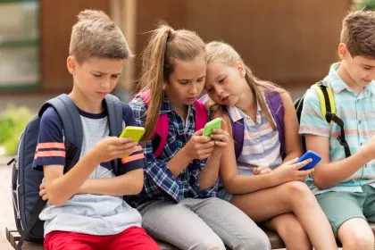 Smartphone-Sucht auf Augenhöhe mit Glücksspiel und Medikamentenmissbrauch