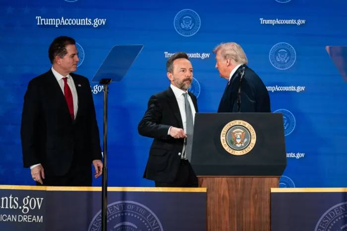 Michael Dell, Gründer und CEO von Dell Technologies, Brad Gerstner, Gründer und CEO von Altimeter Capital, und Präsident Donald Trump während des „Trump Accounts“-Gipfels in Washington am 28. Januar 2026. Foto: Madalina Kilroy/The Epoch Times