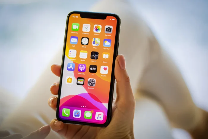 Eine Frau hält in diesem Archivfoto ein Apple iPhone 11 Pro in der Hand. Dank mobiler Apps können Millionen Amerikaner unkompliziert auf Politik, Sport und andere Themen wetten. Foto: grinvalds/Getty Images