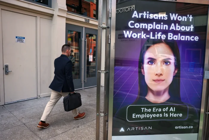 Eine Anzeige des KI-Unternehmens Artisan wurde am 5. Dezember 2024 in San Francisco geschaltet. Die Vorhersagen von KI-Größen, dass die Technologie den Menschen bald ersetzen wird, könnten sich als verkapptes Marketing erweisen, wenn sie sich selbst erfüllen. Foto: Justin Sullivan/Getty Images