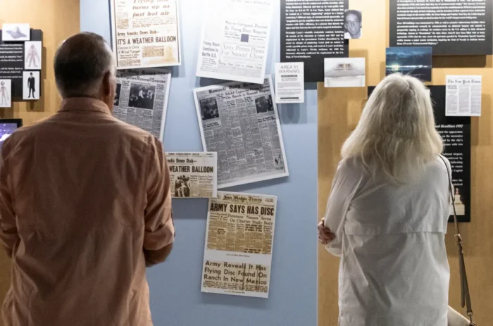 Touristen betrachten am 7. Oktober 2026 im Internationalen UFO-Museum von Roswell, New Mexico, Schlagzeilen. Foto: John Fredricks/Epoch Times