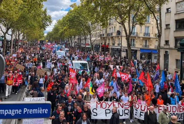 Demonstranten marschieren am 13. Oktober durch Paris.
