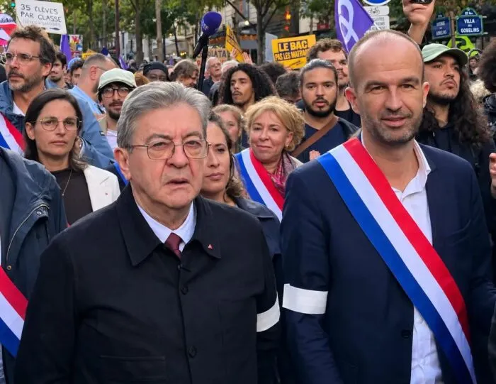 Jean-Luc Mélenchon (links), Gründer der linken Partei Occupied France (LFI), und Manuel Bompard (rechts), der nationale Koordinator der Partei, marschieren am 13. Oktober mit Demonstranten in Paris.