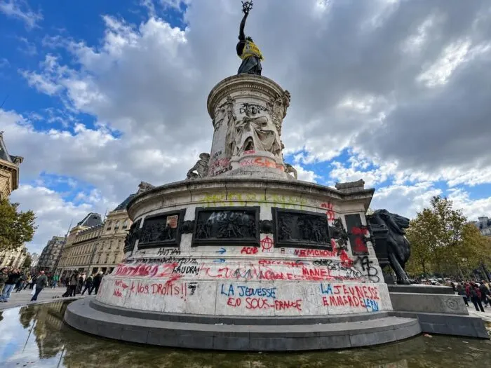 Das Denkmal auf der Place de la République in Paris ist am 18. Oktober mit Parolen wie „Tod den Faschisten“ und „Antifa“ beschmiert. Foto: Etienne Fauchaire / Epoch Times