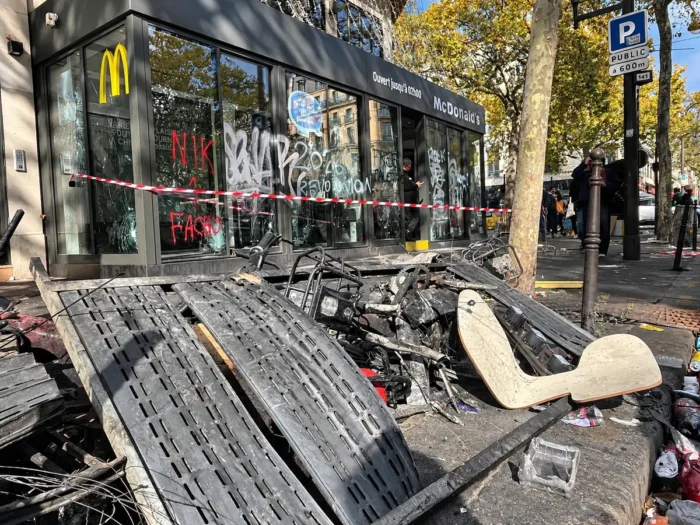 Am 18. Oktober 2026 liegen Barrikadenreste vor einem verwüsteten McDonald’s in Paris – einen Tag nach gewaltsamen Protesten der extremen Linken. Foto: Etienne Fauchaire/The Epoch Times