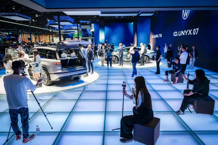 Live-Streamer im Elektroauto-Ausstellungsbereich von Volkswagen auf der Automesse in Peking am 24. April 2026. Im dritten Quartal brachen die Auslieferungen des Konzerns in China um 38,5 Prozent ein.
