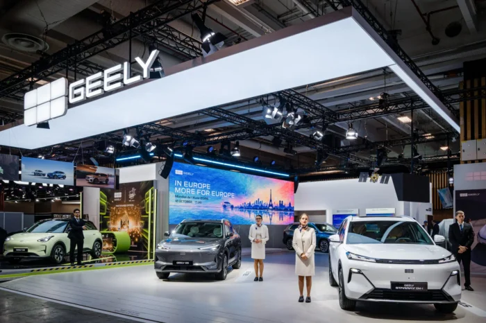 Journalisten und Besucher entdecken am 12. Oktober 2026 auf der Pariser Automobilmesse die neuesten Innovationen im Automobilsektor.
