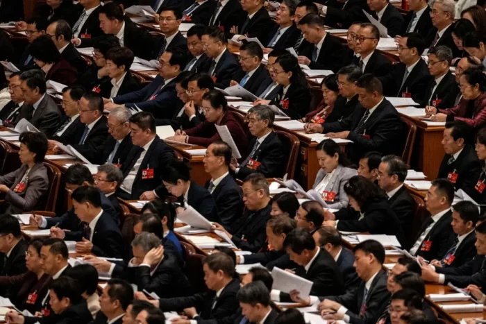 Delegierte hören einer Rede während der zweiten Plenarsitzung des Nationalen Volkskongresses in der Großen Halle des Volkes in Peking am 9. März 2026 zu.