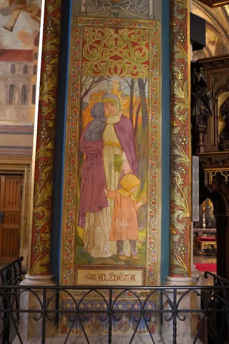 Die heilige Elisabeth ist eine der Heiligen, deren Porträts die Säulen der Basilika schmücken.