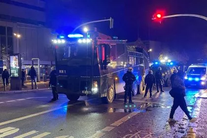 Halloween-Krawalle in Hamburg und Berlin: Polizei vertreibt Randalierer mit Wasserwerfern