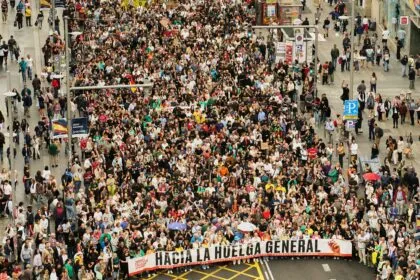 Zehntausende protestieren in Spanien gegen Wohnungsnot - Debatte um Neuwahlen