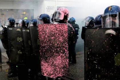 70.000 Polizisten, Wasserwerfer, Elitekräfte: Frankreich fährt Polizeiaufgebot gegen Proteste hoch