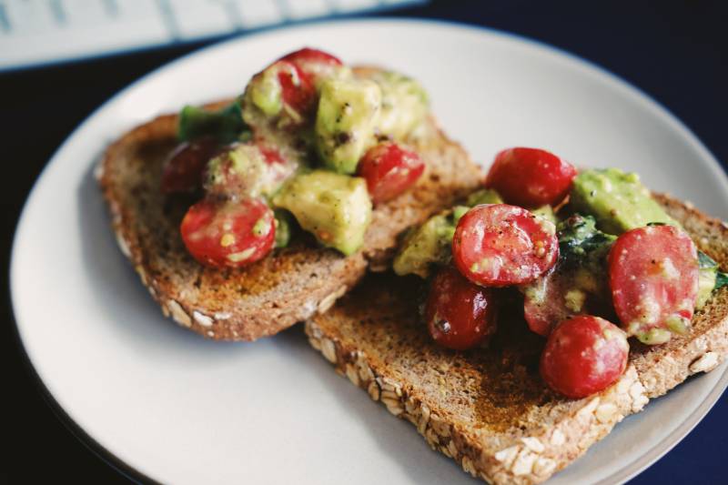 Pane integrale con pomodoro e avocado