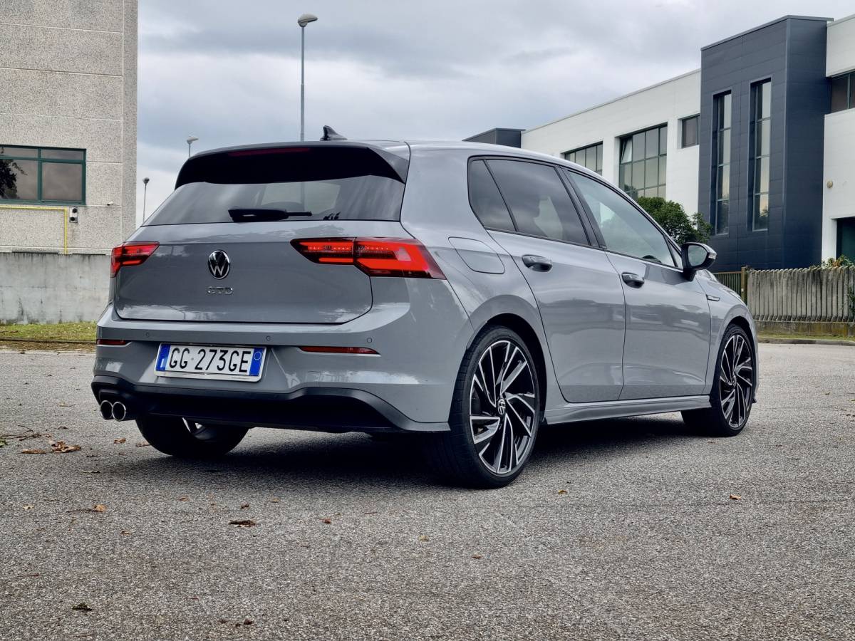 Volkswagen Golf GTD: guarda la gallery della compatta sportiva diesel 8