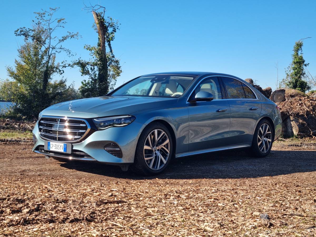 Mercedes Classe E 2024: guarda la gallery della prova 1