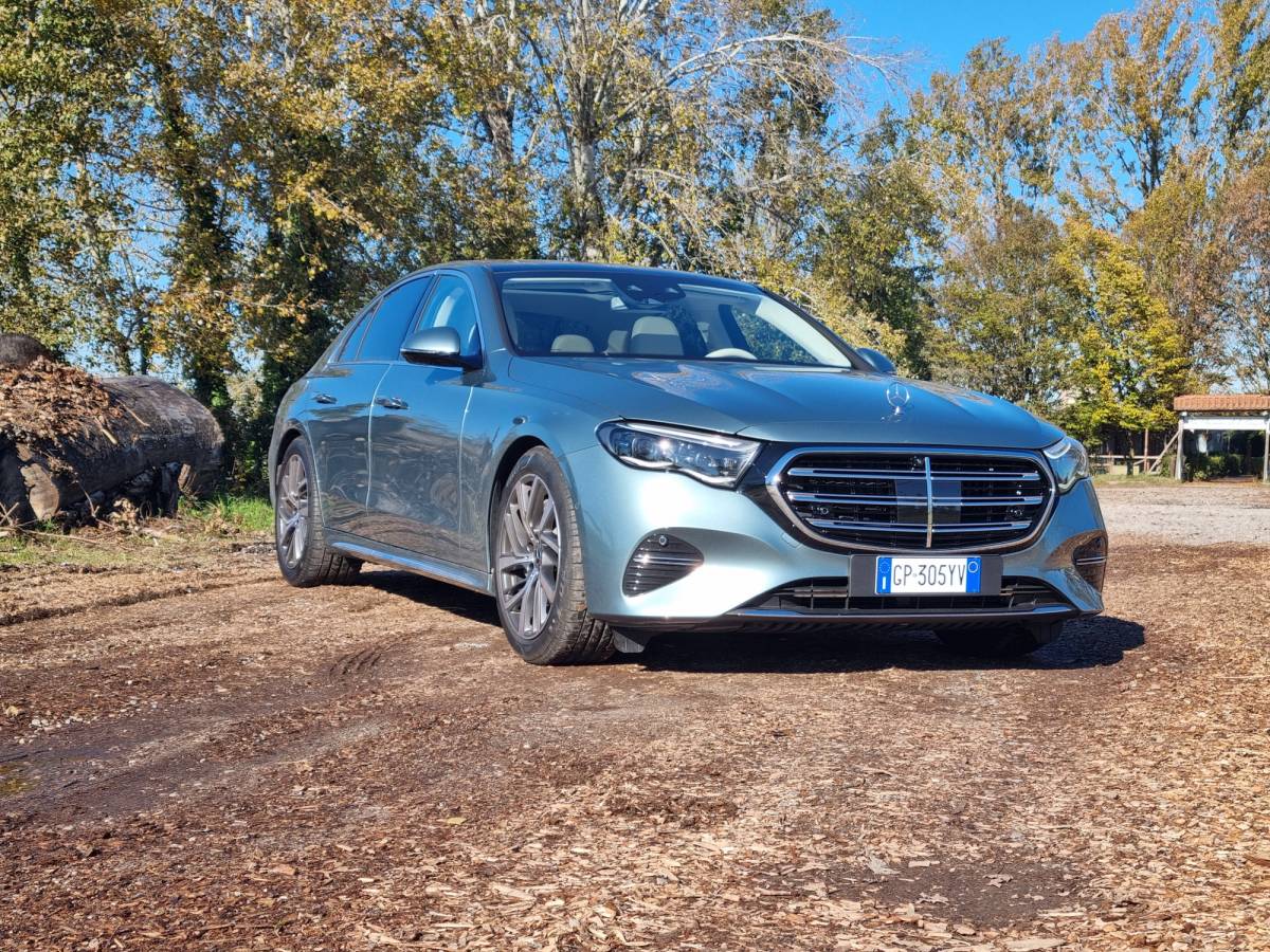 Mercedes Classe E 2024: guarda la gallery della prova 4