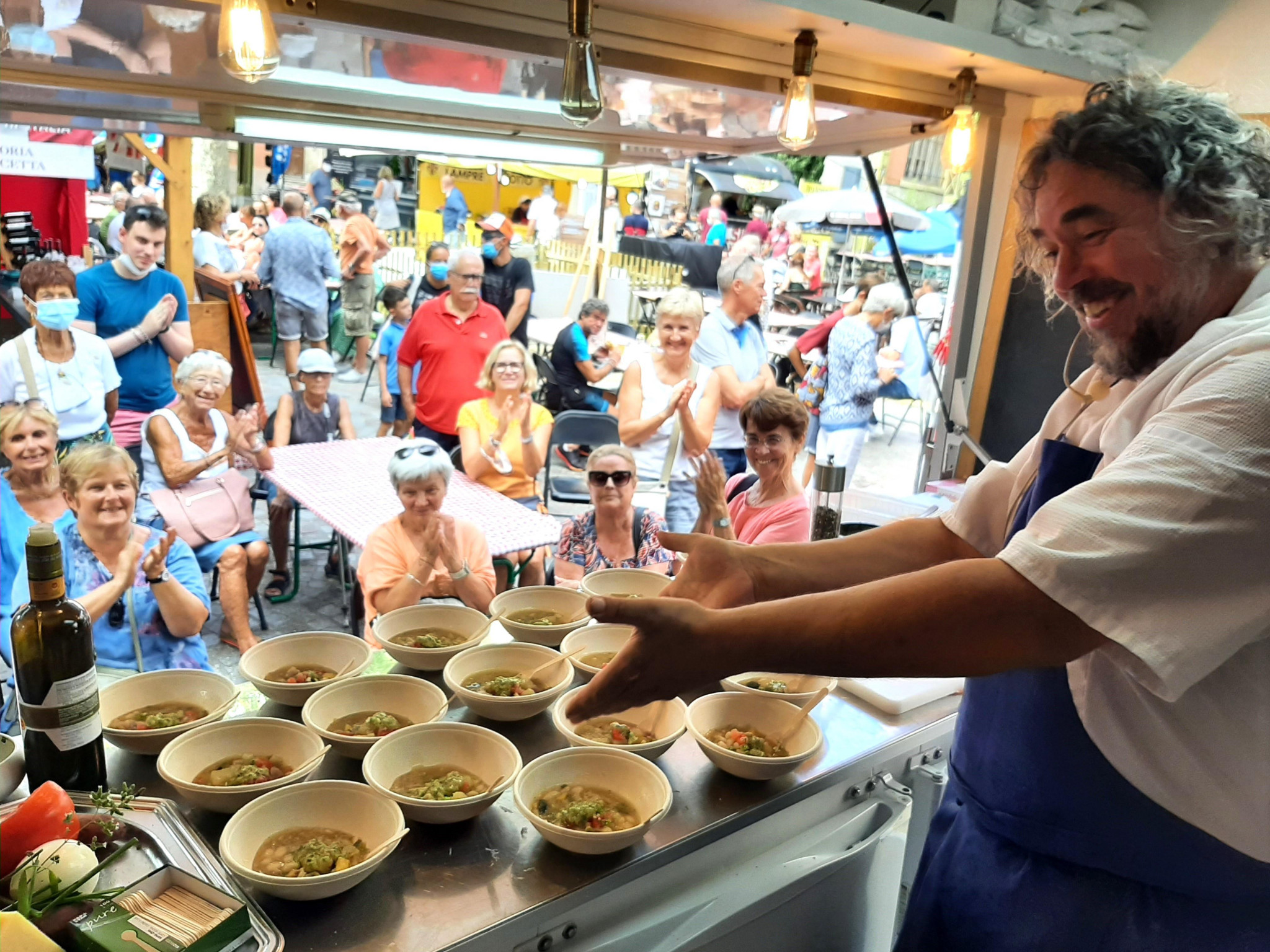 Sur la table, le mariage des plats italiens et provençaux