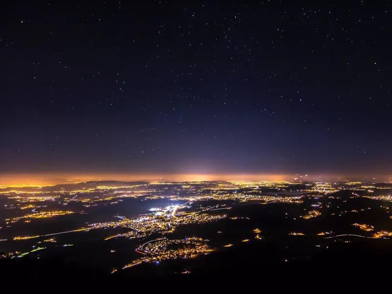 Moins de lumière, plus d’étoiles : pourquoi de plus en plus de villes provençales éteignent leurs lampadaires