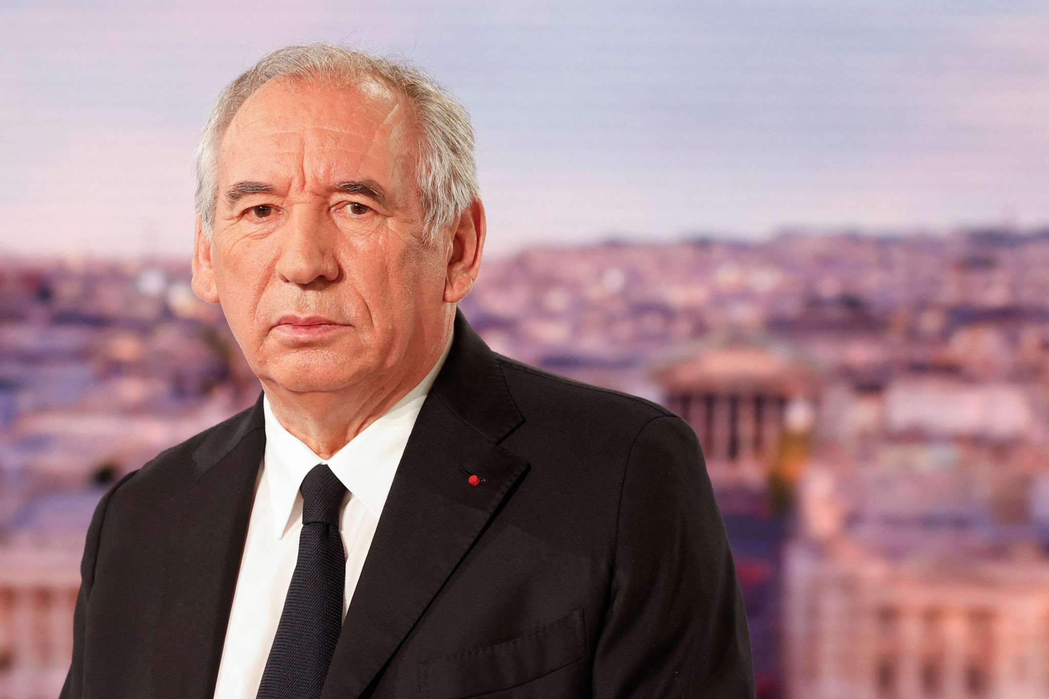 François Bayrou, seul en scène, s’enferre