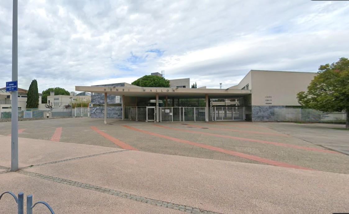 Un homme menaçant et armé d’une machette abattu