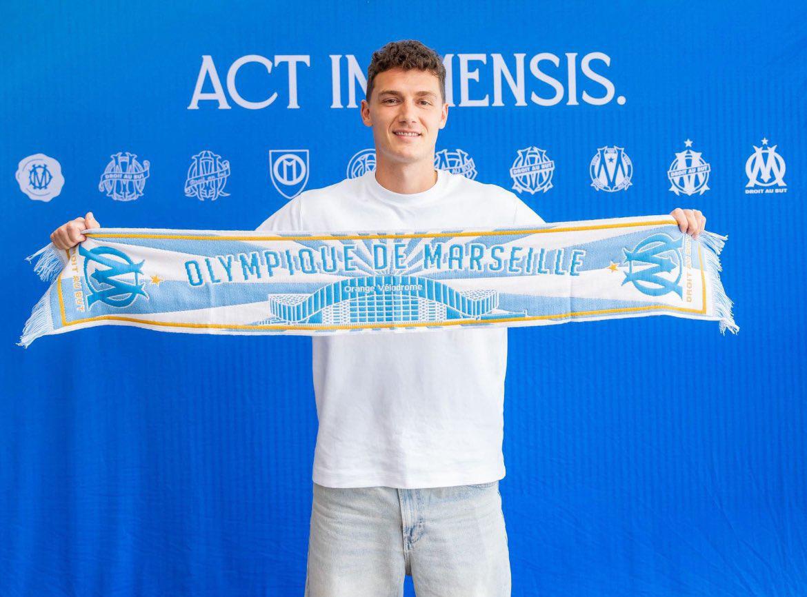 Benjamin Pavard pose ses valises à Marseille