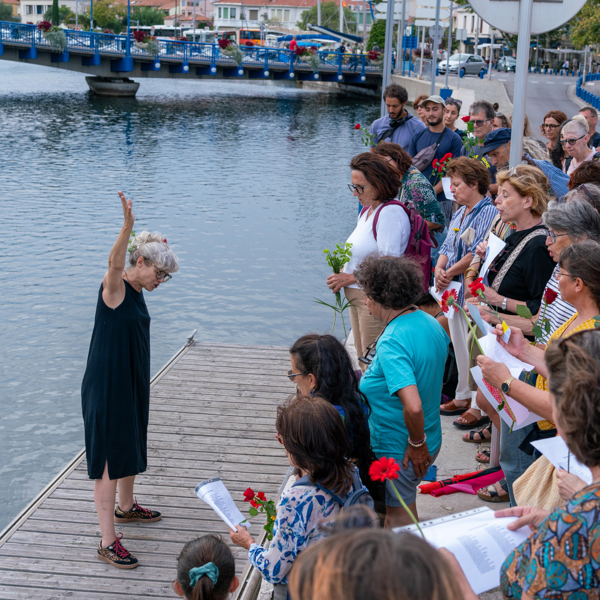 Fleurs et chants sur le canal de Martigues