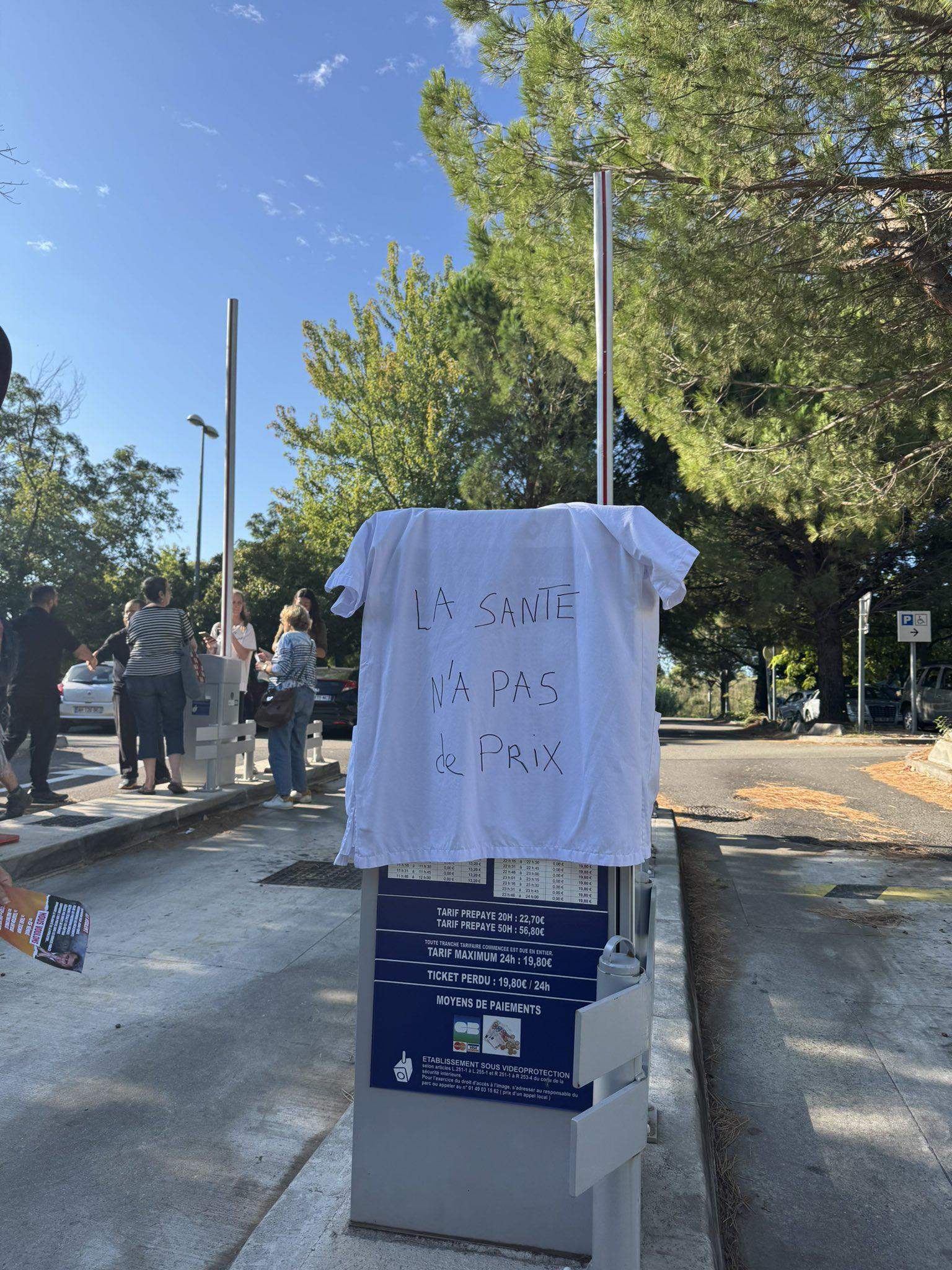 Hôpital : la perte de gratuité du parking refait débat