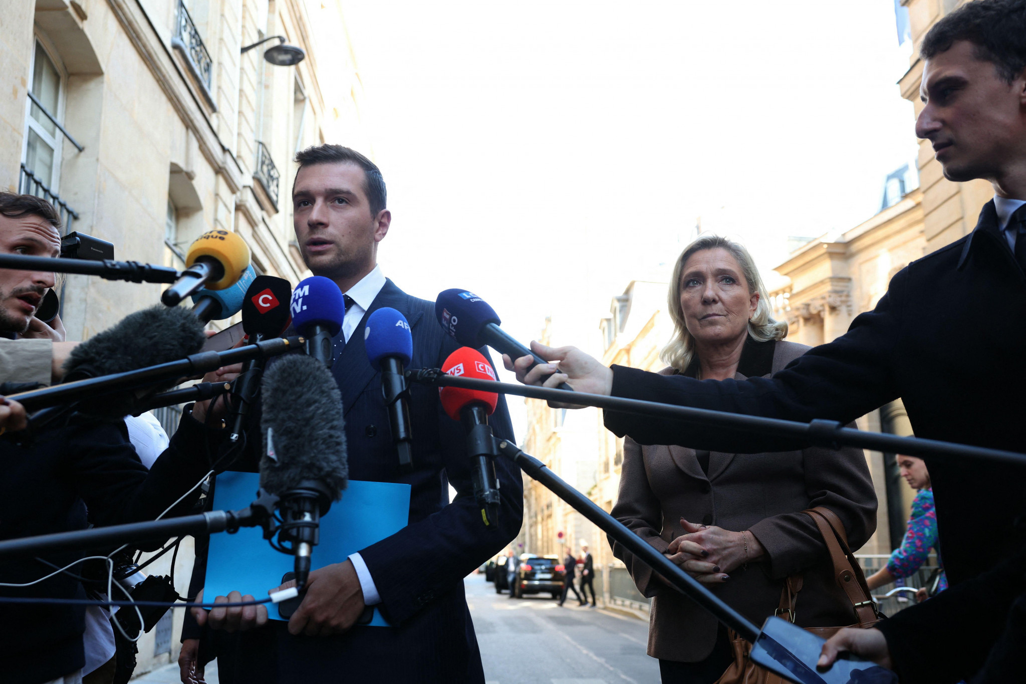 L’extrême droite attend de «&nbsp;juger sur pièces&nbsp;»