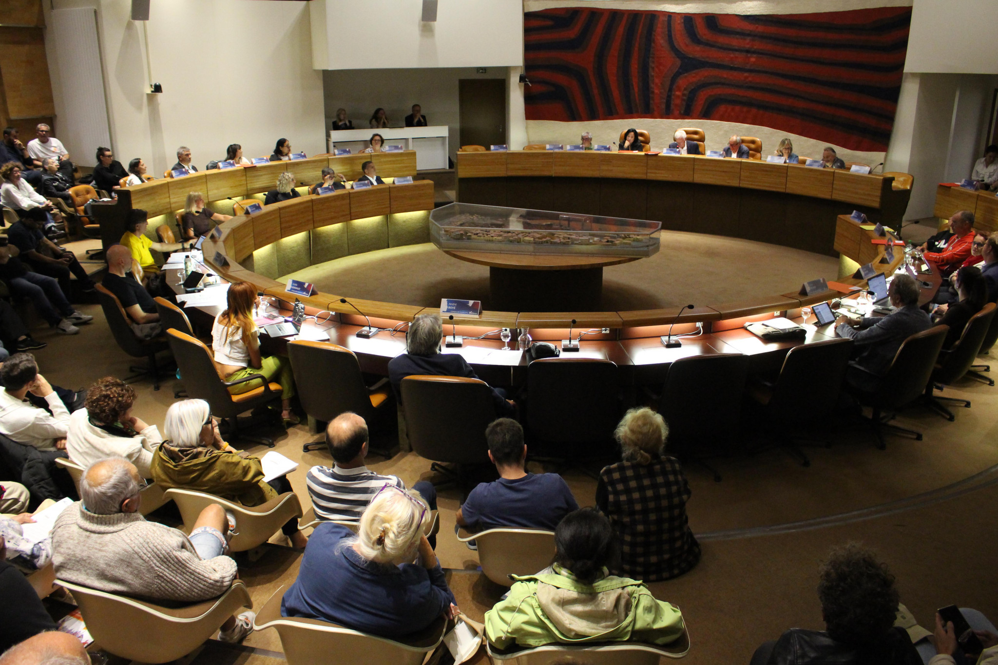 Échanges et ambiance tendus au conseil municipal de rentrée
