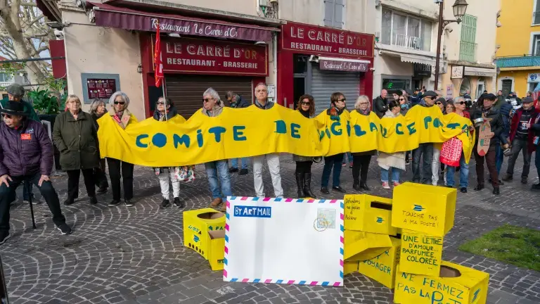 Rassemblement de la victoire devant le bureau de Ferrières à Martigues